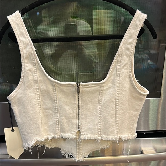 Chic White Crop‎ Top with Modern Flair - Picture 4 of 6